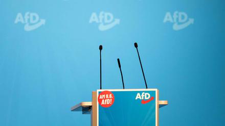 Das leere Rednerpult mit dem Logo der rechtsextremen Partei Alternative für Deutschland (AfD) vor Beginn der Parteiversammlung am 27. April 2024 in Donaueschingen.