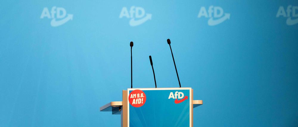 Das leere Rednerpult mit dem Logo der rechtsextremen Partei Alternative für Deutschland (AfD) vor Beginn der Parteiversammlung am 27. April 2024 in Donaueschingen.
