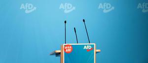 Das leere Rednerpult mit dem Logo der rechtsextremen Partei Alternative für Deutschland (AfD) vor Beginn der Parteiversammlung am 27. April 2024 in Donaueschingen.
