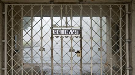 Eingangstor zum Lager im KZ Buchenwald mit dem Spruch „Jedem das Seine“