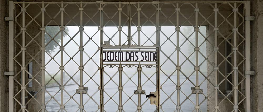 Eingangstor zum Lager im KZ Buchenwald mit dem Spruch „Jedem das Seine“