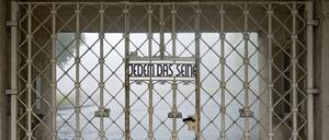 Eingangstor zum Lager im KZ Buchenwald mit dem Spruch „Jedem das Seine“