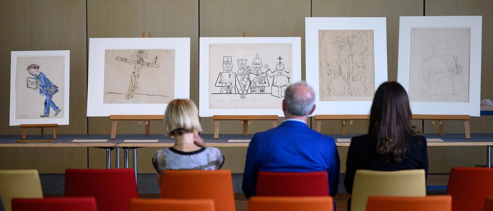 Die Schwejk-Zeichnungen von George Grosz werden bei der Vorstellung der Werke in der Akademie der Künste präsentiert.