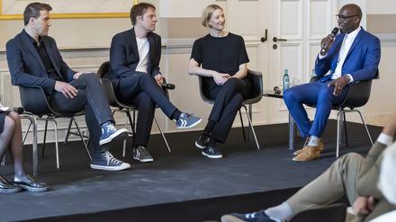 Von links nach rechts: Orchestervorstand Matthias Benker, der designierte Intendant des Konzerthauses Berlin, Tobias Rempe, Chefdirigentin Joana Mallwitz und Kultursenator Joe Chialo bei der Pressekonferenz am 22. Mai 2024.