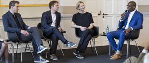 Von links nach rechts: Orchestervorstand Matthias Benker, der designierte Intendant des Konzerthauses Berlin, Tobias Rempe, Chefdirigentin Joana Mallwitz und Kultursenator Joe Chialo bei der Pressekonferenz am 22. Mai 2024.