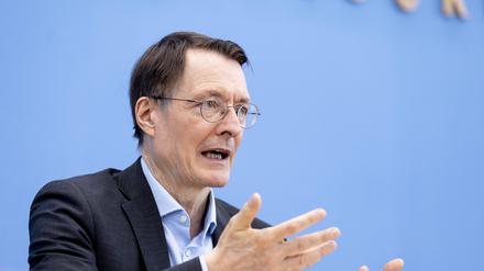 Bundesgesundheitsminister Karl Lauterbach will rasch für strengere Regeln sorgen, um den Verkauf von Lachgas als Partydroge einzudämmen (Archivbild).