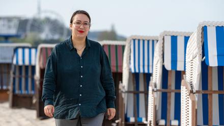 Die Schriftstellerin Ronya Othmann auf Usedom.