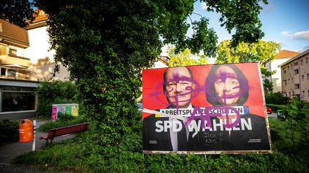 Ein SPD Wahlplakat mit dem Bild von Olaf Scholz und Katarina Barley für die Europawahl ist in Berlin-Tempelhof mit AfD überschmiert.