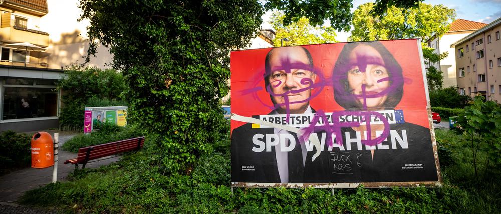 Ein SPD Wahlplakat mit dem Bild von Olaf Scholz und Katarina Barley für die Europawahl ist in Berlin-Tempelhof mit AfD überschmiert.