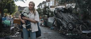 Die namenlose Protagonistin (Jodie Comer) kämpft in einer instabilen Gesellschaftsordnung für ihr Baby.