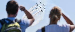 28.04.2018, Brandenburg, Schönefeld: Die Patrulla Aguila (Adlerpatrouille), Kunstflugstaffel der spanischen Luftstreitkräfte, fliegt bei der Flugshow auf der ILA 2018. Auf der Internationalen Luftfahrtaustellung ILA 2018 sollen etwa 200 Fluggeräte präsentiert werden.