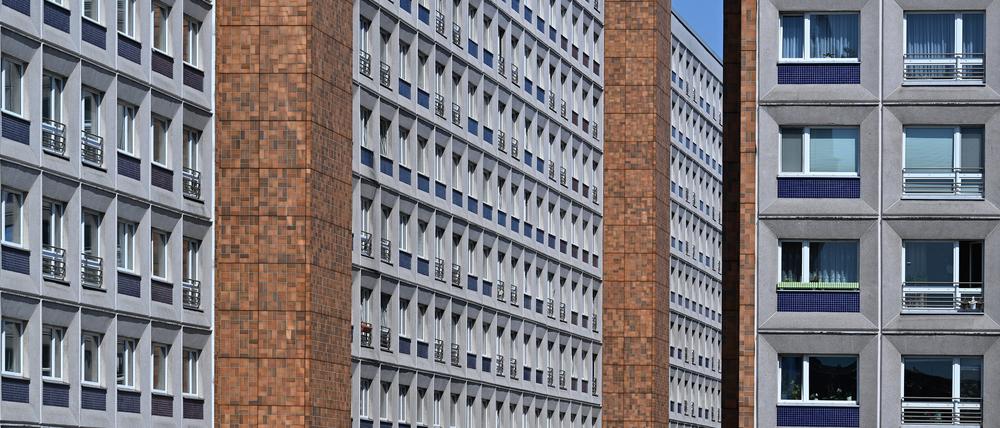 Die Fenster eines mehrgeschossigen Wohn- und Geschäftshauses nahe dem Alexanderplatz in Berlins Mitte. 