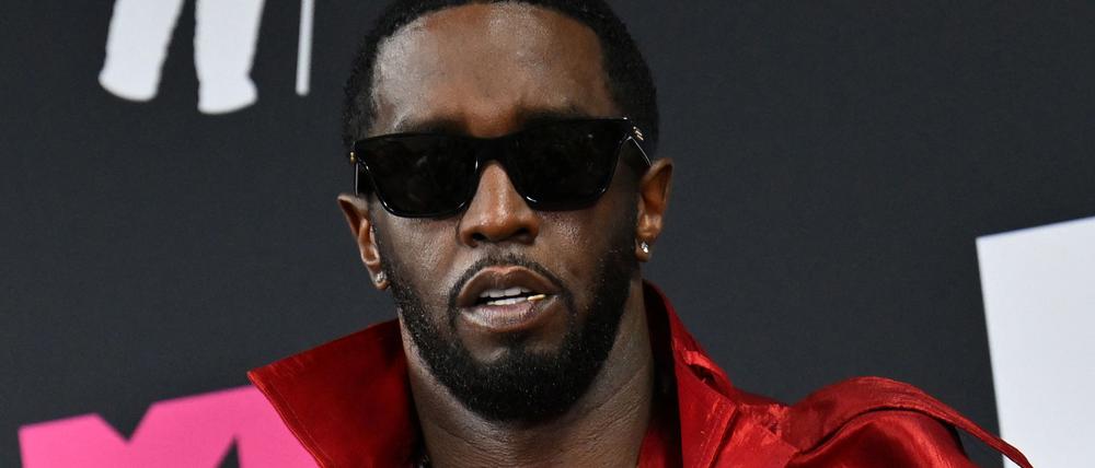 US producer-musician Sean „Diddy“ Combs poses with the Global Icon award in the press room during the MTV Video Music Awards at the Prudential Center in Newark, New Jersey, on September 12, 2023.