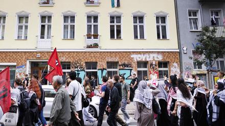 Anwohner halten eine palästinensische Fahne während der Demonstration «Schulstreik für Palästina» im Stadtteil Neukölln aus dem Fenster.