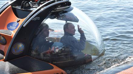 Russlands Präsident Wladimir Putin taucht 2019 vor der Insel Gogland im Finnischen Meerbusen in der Ostsee an Bord des Tauchboots C-Explorer 3 ab.
