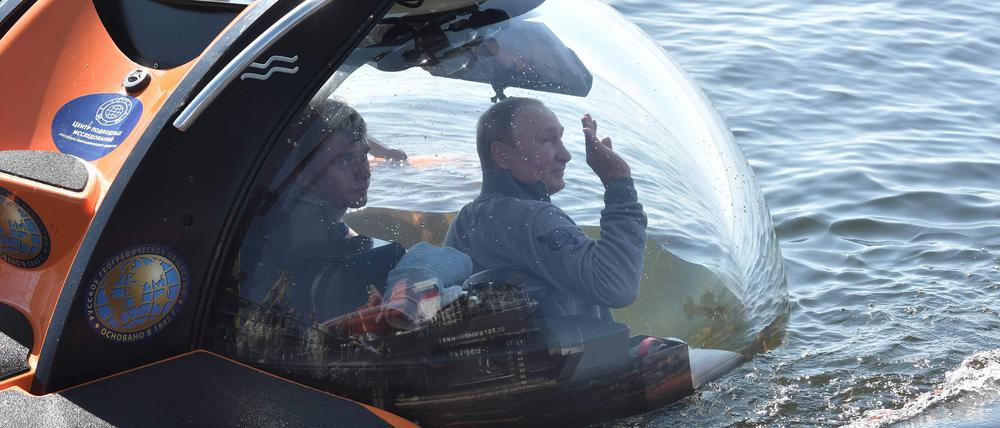 Russlands Präsident Wladimir Putin taucht 2019 vor der Insel Gogland im Finnischen Meerbusen in der Ostsee an Bord des Tauchboots C-Explorer 3 ab.