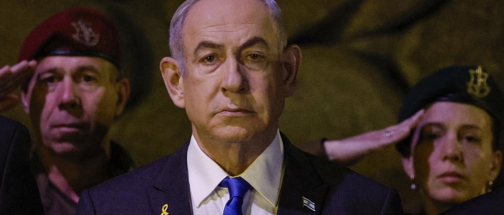 Der israelische Premierminister Benjamin Netanjahu nimmt an einer Kranzniederlegung anlässlich des Holocaust-Gedenktages in der Halle der Erinnerung in Yad Vashem, dem Weltzentrum zur Erinnerung an den Holocaust teil.