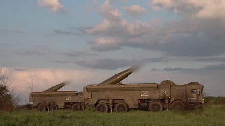 Russlands Verteidigungsministerium präsentiert eine abschussbereite Iskander-Rakete.