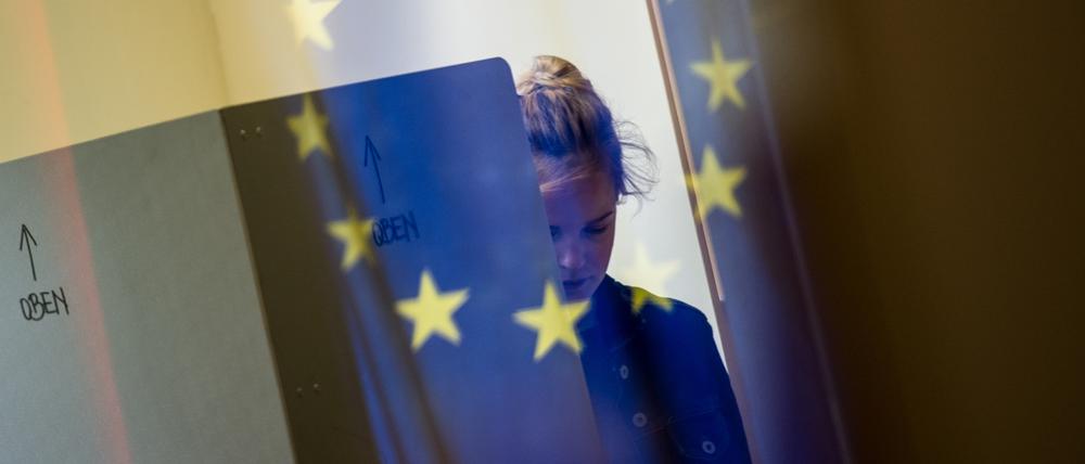 Eine junge Frau in einem Wahllokal in Berlin