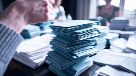 Wahlhelfer zählen die Stimmen für die Europawahl aus. Vom 23.05. bis 26. Mai wählen die Bürger von 28 EU-Staaten ein neues Parlament. +++ dpa-Bildfunk +++