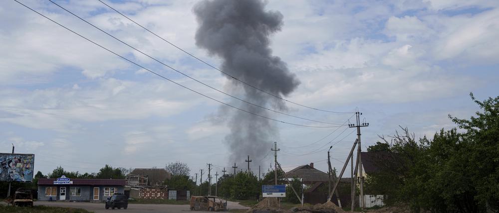 Nach einem russischen Luftangriff auf ein Wohnviertel steigt Rauch über den Häusern auf.