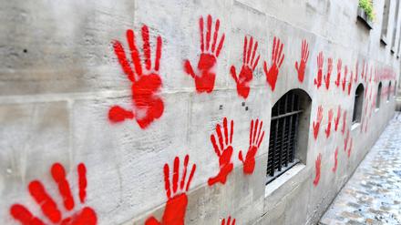 Mit roter Farbe beschmiertes Holocaust-Mahnmal in Paris.