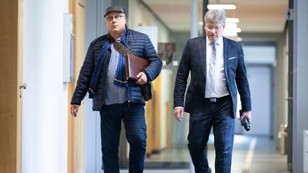Jens Maier (l), früherer AfD-Bundestagsabgeordneter und Richter, geht neben Rechtsanwalt Jochen Lober im Gebäude des Fachgerichtszentrum Dresden zum Verhandlungssaal.