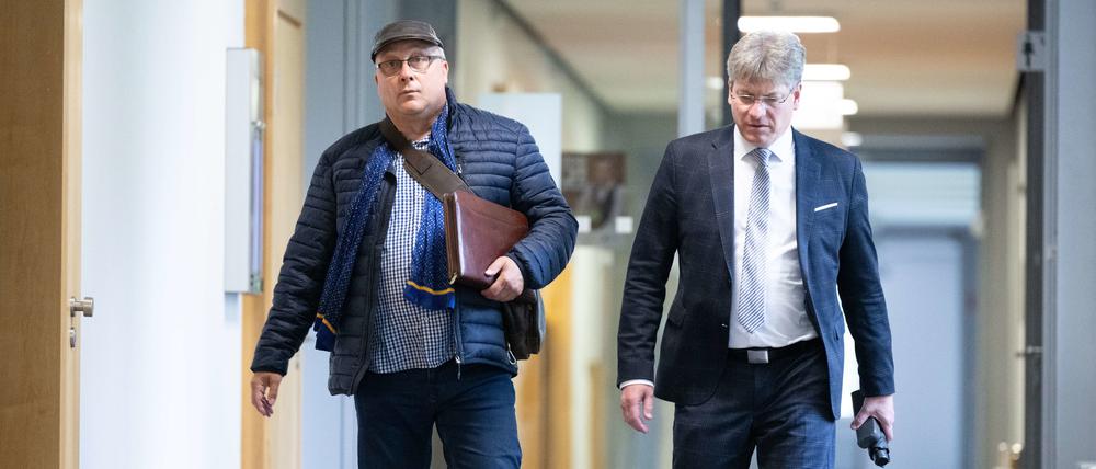 Jens Maier (l), früherer AfD-Bundestagsabgeordneter und Richter, geht neben Rechtsanwalt Jochen Lober im Gebäude des Fachgerichtszentrum Dresden zum Verhandlungssaal. 