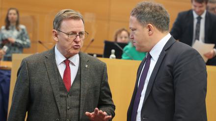 Bodo Ramelow (l), (Die Linke), Ministerpräsident von Thüringen und Mario Voigt (CDU), Fraktionsvorsitzender der CDU im Thüringer Landtag sprechen vor Beginn des Sonderplenum mit Beschluss des Landeshaushalts für 2023 im Plenarsaal des Landtages.