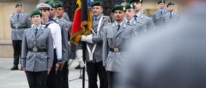 22.05.2024, Berlin: Rekruten stehen beim Öffentlichen Gelöbnis des Wachbataillon beim Bundesministerium der Verteidigung vor dem Abgeordnetenhaus. Foto: Christophe Gateau/dpa +++ dpa-Bildfunk +++