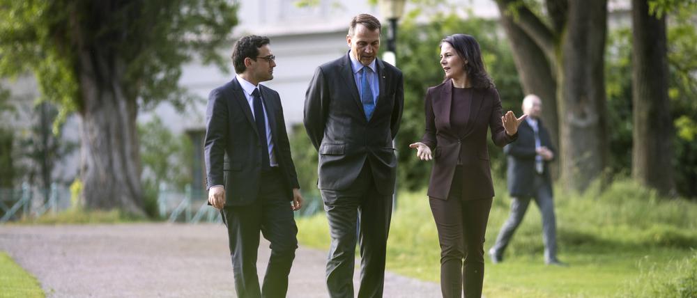 Annalena Baerbock, Stephane Sejourne und Radosław Sikorski aufgenommen im Rahmen eines gemeinsamen Gangs durch den Park an der Ilm in Weimar, 22.05.2024. 