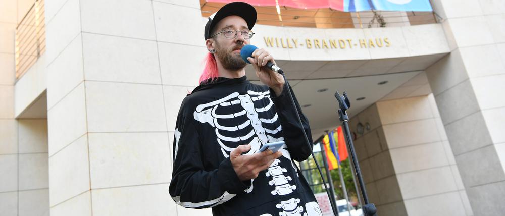 Aktivist Tin gehört zu jenen Umweltschützern, die seit Tagen in einem Zeltlager im Regierungsviertel im Hungerstreik sind. 