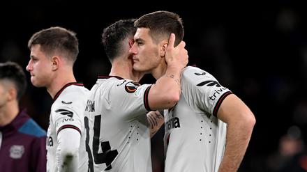 Leverkusens Granit Xhaka (M) tröstet seinen Mitspieler Patrik Schick. 