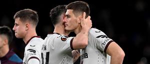 Leverkusens Granit Xhaka (M) tröstet seinen Mitspieler Patrik Schick. 