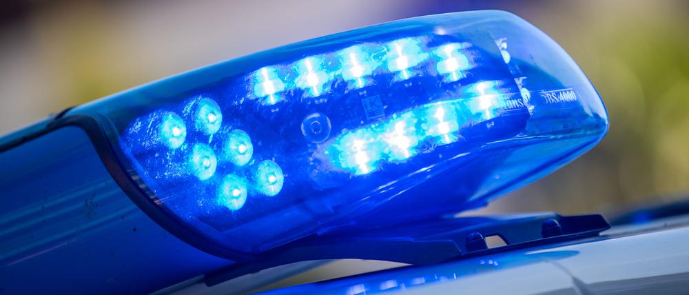 Ein Blaulicht ist auf dem Dach eines Polizeifahrzeugs zu sehen (Symbolbild).