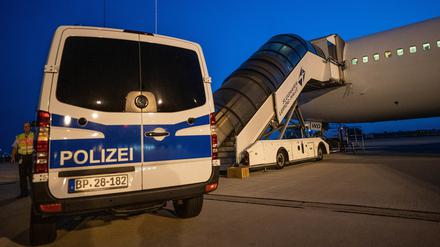 ARCHIV - 30.07.2019, Sachsen, Leipzig: Abschiebung von abgelehnten Asylbewerbern nach Afghanistan mit einem Sonderflug.  (zu dpa: «Pläne für erstes Ausreisezentrum konkretisiert») Foto: Michael Kappeler/dpa +++ dpa-Bildfunk +++