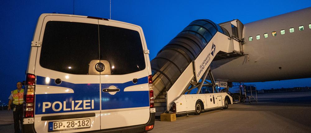 ARCHIV - 30.07.2019, Sachsen, Leipzig: Abschiebung von abgelehnten Asylbewerbern nach Afghanistan mit einem Sonderflug.  (zu dpa: «Pläne für erstes Ausreisezentrum konkretisiert») Foto: Michael Kappeler/dpa +++ dpa-Bildfunk +++