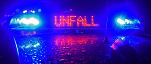 ARCHIV - 19.08.2019, Bayern, Leipheim: Polizei-Blaulicht bei Unfallaufnahme. 