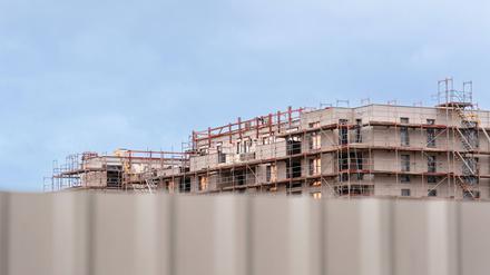 Gerüst an der Baustelle eines Neubaugebiets in Düsseldorf