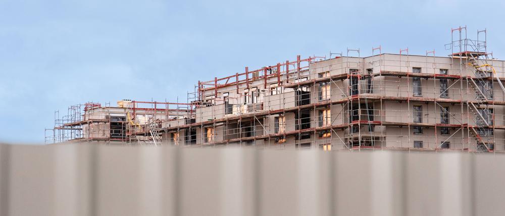 Gerüst an der Baustelle eines Neubaugebiets in Düsseldorf