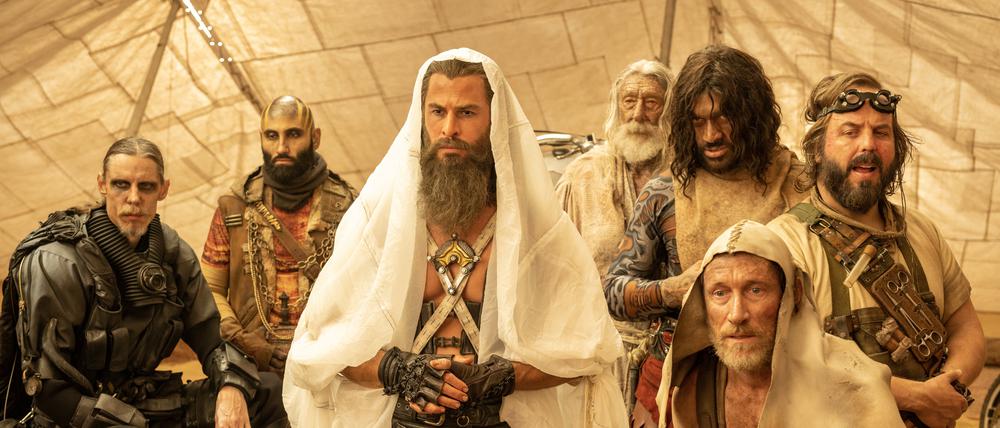 HANDOUT - 12.12.2023, ---: Chris Hemsworth als Dementus in einer Szene des Films «Furiosa: A Mad Max Saga» (undatierte Filmszene). Der Film kommt am 23.05.2024 in die deutschen Kinos. (zu dpa-Kinostarts) Foto: Jasin Boland/-/dpa - ACHTUNG: Nur zur redaktionellen Verwendung bis zum 21.08.2024 im Zusammenhang mit einer Berichterstattung über den Film und nur mit vollständiger Nennung des vorstehenden Credits +++ dpa-Bildfunk +++