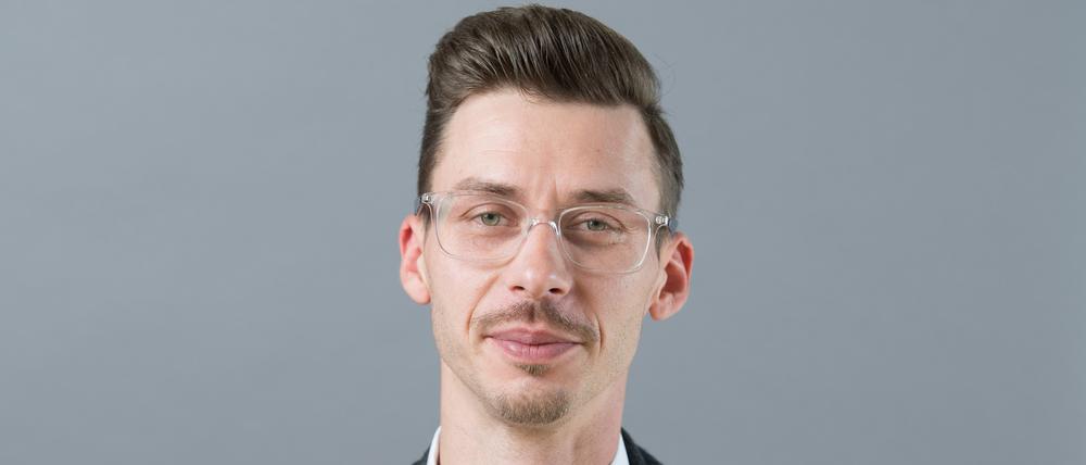 Mario Kumpf (AfD) steht anlässlich der konstituierenden Sitzung des sächsischen Landtags vor einer Fotowand. 