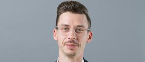 Mario Kumpf (AfD) steht anlässlich der konstituierenden Sitzung des sächsischen Landtags vor einer Fotowand. 