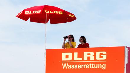 Zwei DLRG-Rettungsschwimmerinnen beobachten von ihrem Hochsitz aus das Treiben am Südstrand von Damp.