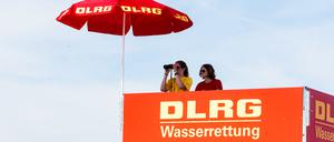 Zwei DLRG-Rettungsschwimmerinnen beobachten von ihrem Hochsitz aus das Treiben am Südstrand von Damp. 