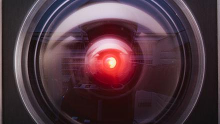 In Stanley Kubricks Film „2001: A Space Odyssey“ widersetzt sich HAL, Bordcomputer eines Raumschiffs, seiner Abschaltung.