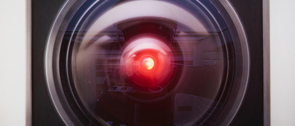 In Stanley Kubricks Film „2001: A Space Odyssey“ widersetzt sich HAL, Bordcomputer eines Raumschiffs, seiner Abschaltung.