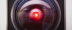In Stanley Kubricks Film „2001: A Space Odyssey“ widersetzt sich HAL, Bordcomputer eines Raumschiffs, seiner Abschaltung.