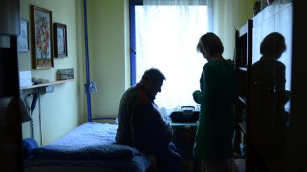 Eine Gutachterin vom Medizinischen Dienst sieht die Wohnung eines Schlaganfall-Patienten an.