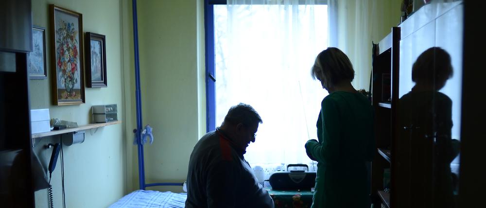Eine Gutachterin vom Medizinischen Dienst sieht die Wohnung eines Schlaganfall-Patienten an.